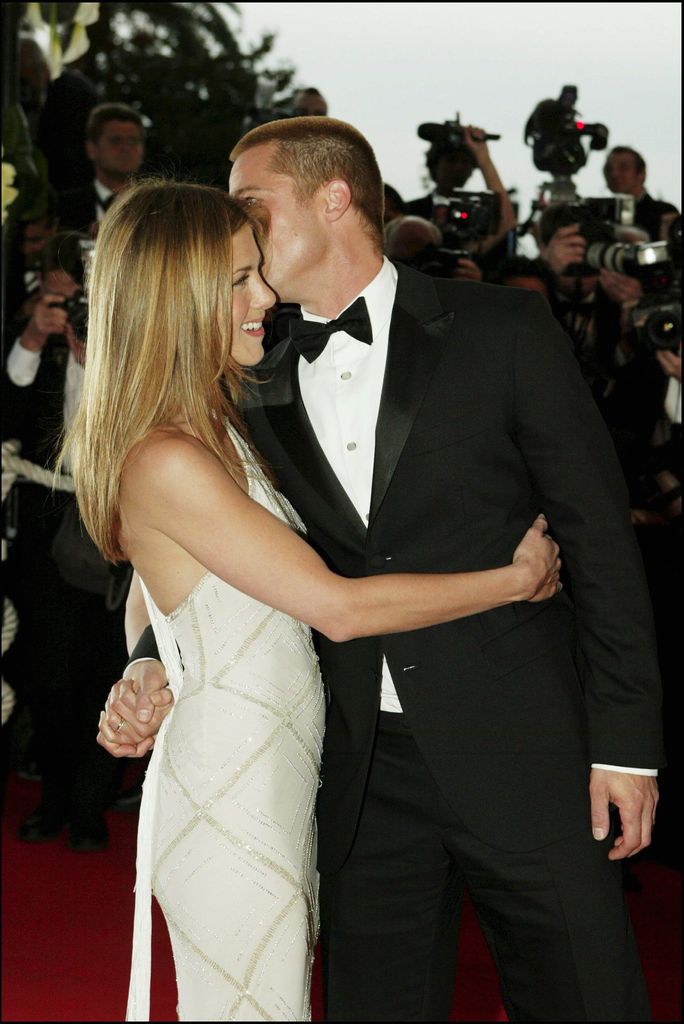 Les meilleurs moments PDA de Jennifer Aniston avec son petit ami et son mari au fil des ans 6 Brad Pitt en costume et Jennifer Aniston en robe Versace lors du 57ème Festival de Cannes