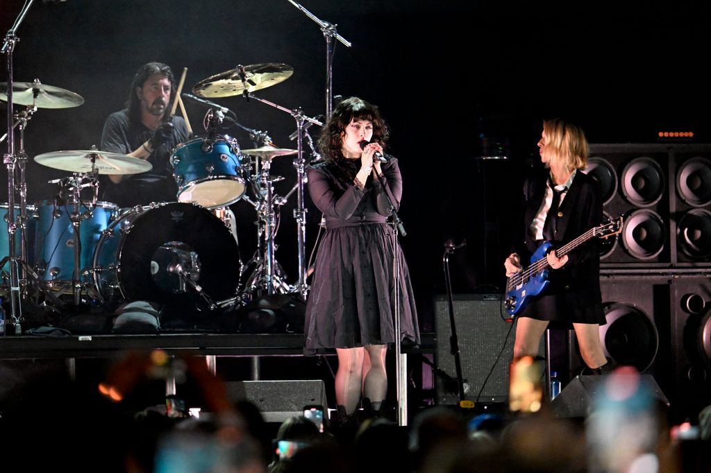 Emotional Dave Grohl performs with talented daughter during Nirvana reunion after affair reveal