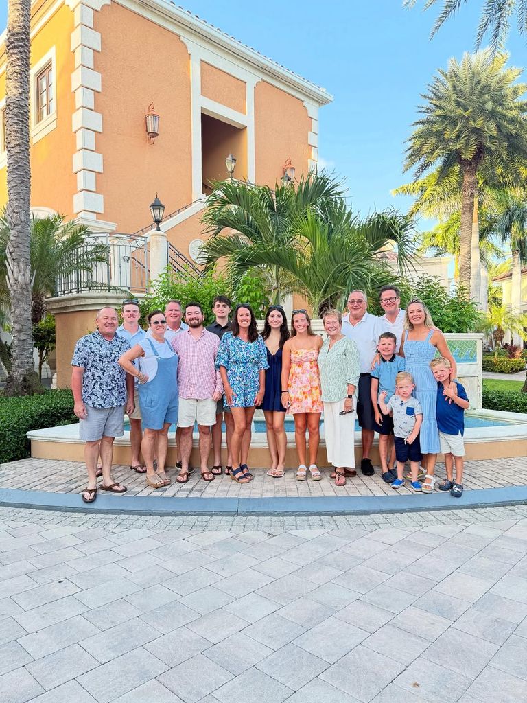 Dylan et Brian sont allés avec leur famille plus large pendant leurs vacances 