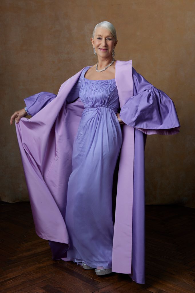 Helen Mirren posant dans une robe de couleur lavande 