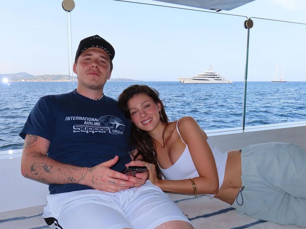 Brooklyn Beckham and Nicola Peltz posing on a yacht 