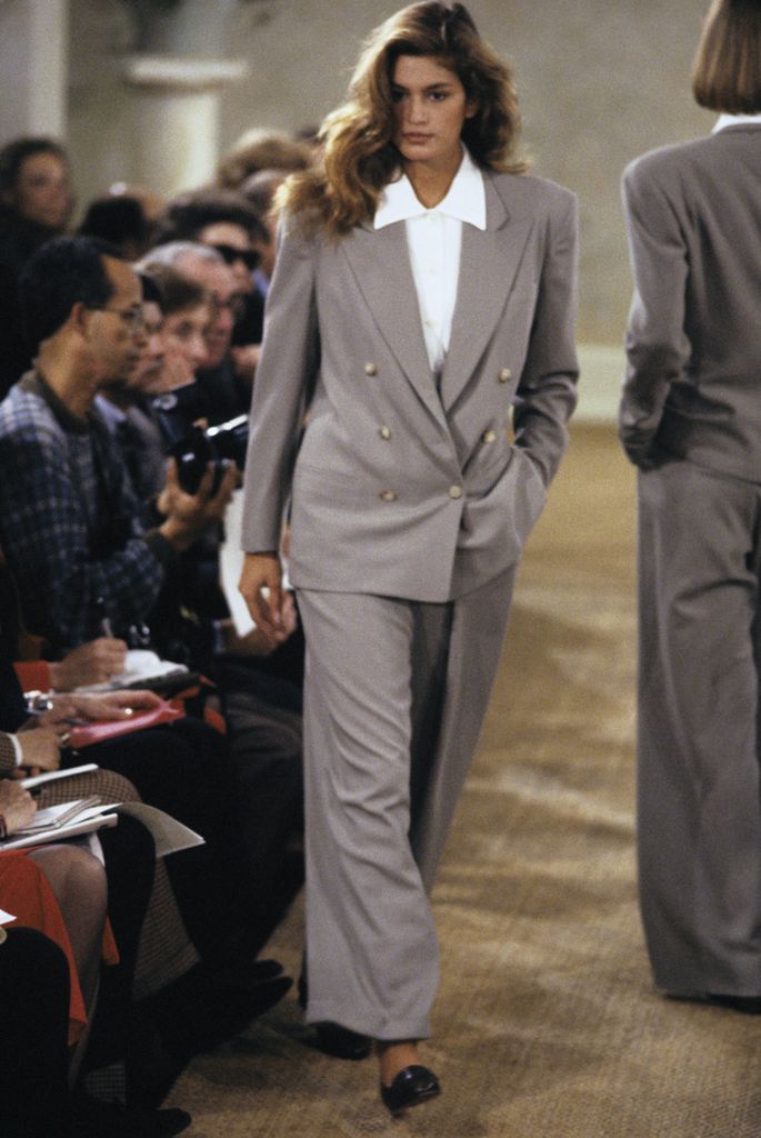 Cindy Crawford in 1989 in suit on runway