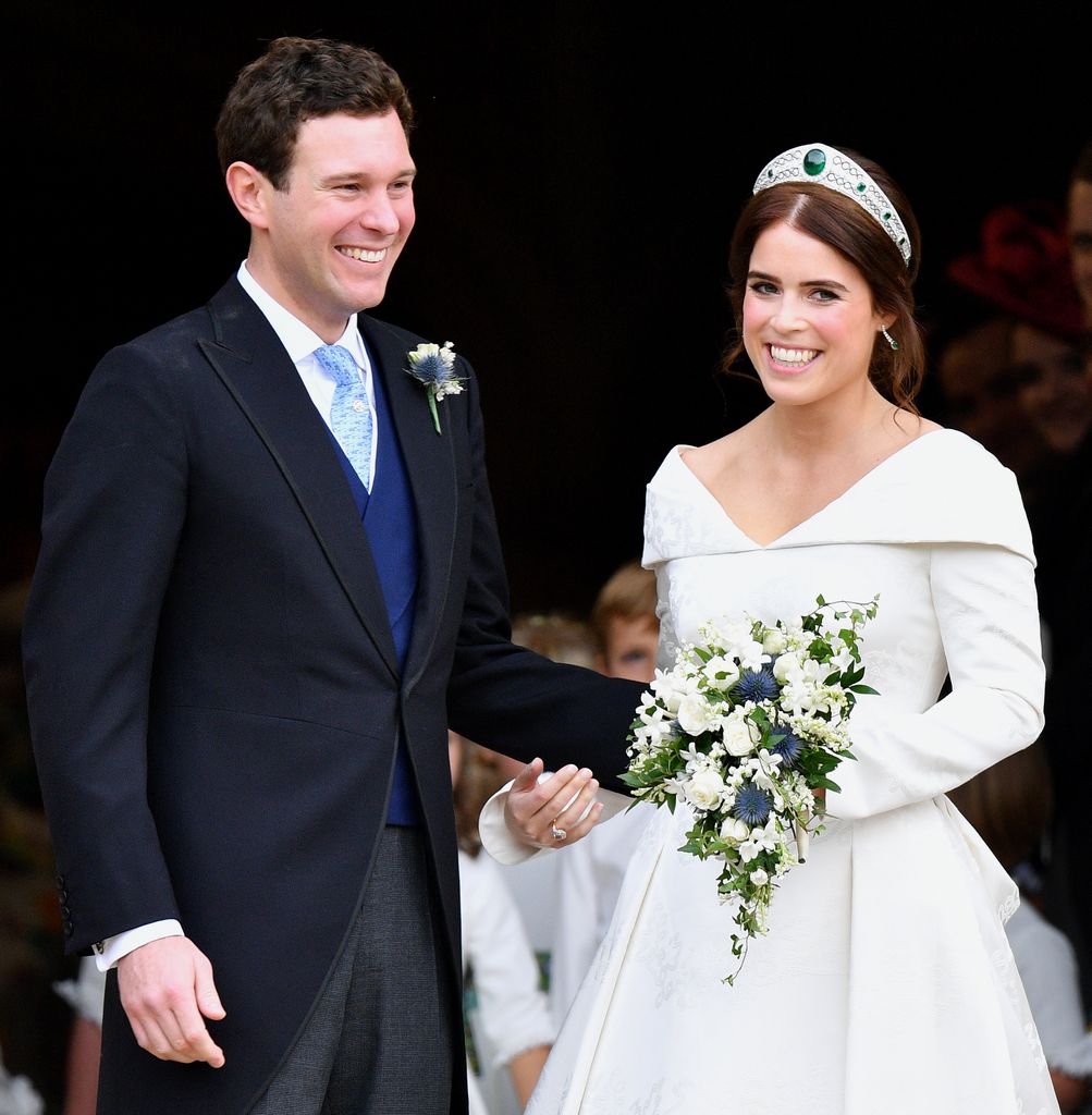 Jack Brooksbank e a princesa Eugenie deixam a Capela de São Jorge após a cerimônia de casamento em 12 de outubro de 2018 em Windsor, Inglaterra. 