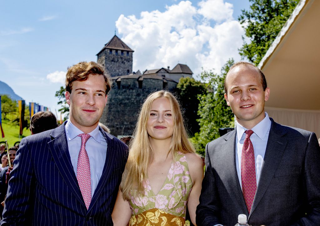 Prince Georg standing with Princess Marie-Caroline and Prince Joseph Wenzel