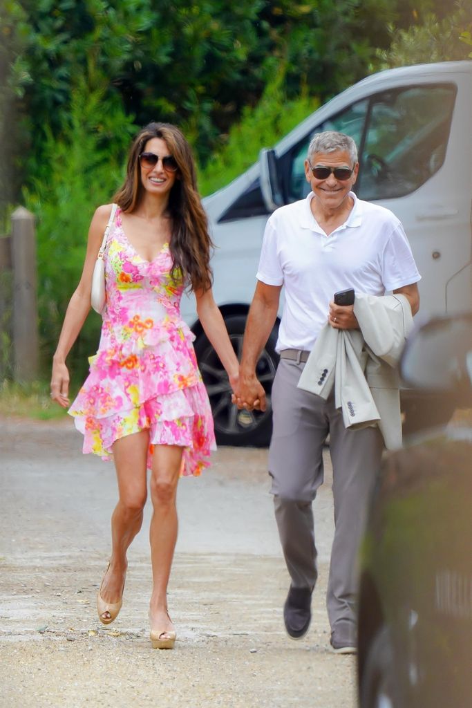 George e Amal Clooney foram vistos desfrutando de um almoço tranquilo no famoso restaurante Jardin Tropezina durante suas luxuosas férias em St-Tropez.