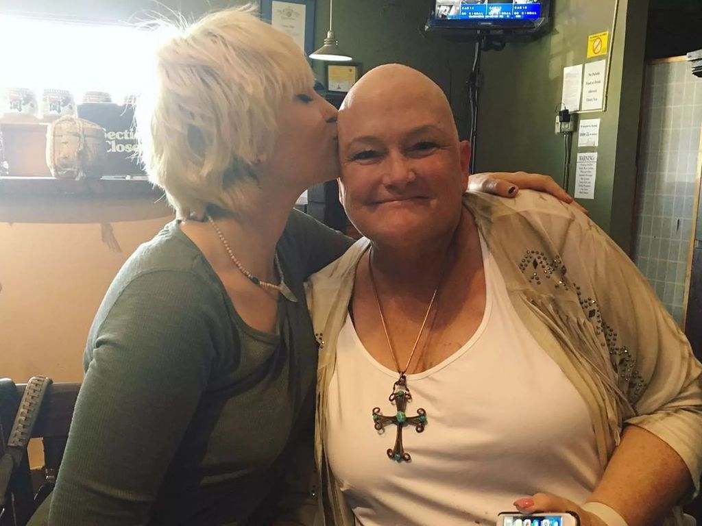 photo de Paris Jackson embrassant Debbie Rowe, tête chauve