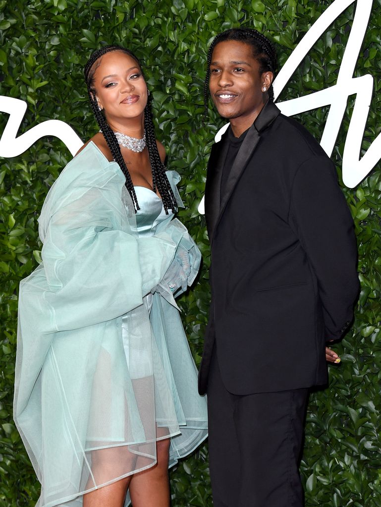 Rihanna e ASAP Rocky sorrindo em um evento no tapete vermelho