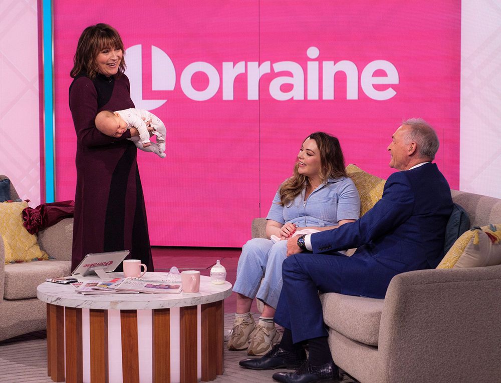  Lorraine Kelly rocks her granddaughter to sleep live on air