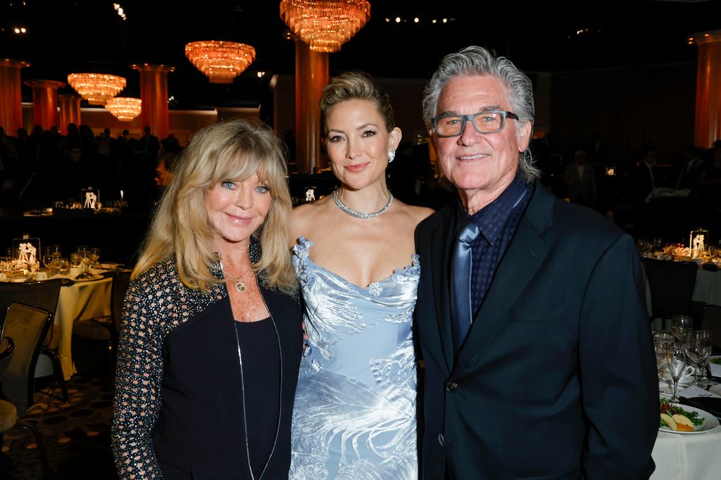 Kate Hudson révèle une chose dont elle et sa mère Goldie Hawn ne parlent jamais 1 Goldie Hawn, Kate Hudson et Kurt Russell assistent au dîner des pionniers de la Will Rogers Motion Picture Pioneers Foundation en l'honneur de Kate Hudson au Beverly Hilton le 8 octobre 2025 à Beverly Hills, en Californie.