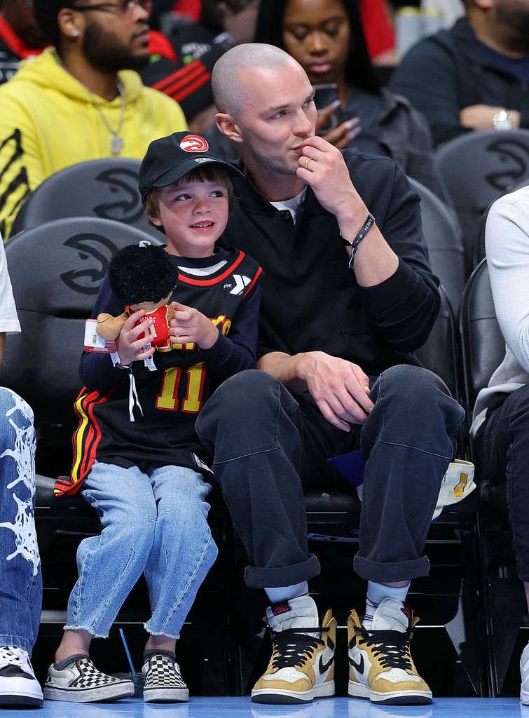 Photo de Nicholas Hoult Assis en cour avec fils Joaquin