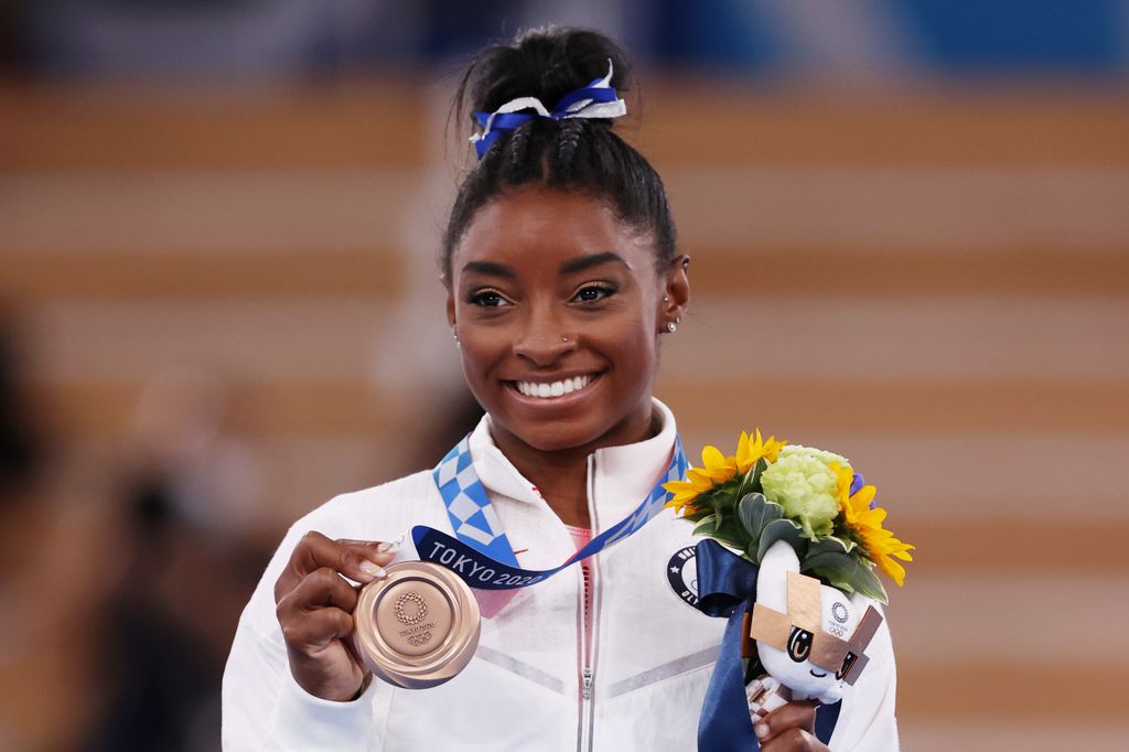 Simone Biles, da equipe dos Estados Unidos, posa com a medalha de bronze durante a cerimônia de premiação da final da trave de equilíbrio feminina no décimo primeiro dia dos Jogos Olímpicos de Tóquio 2020 no Ariake Gymnastics Center em 3 de agosto de 2021 em Tóquio, Japão.