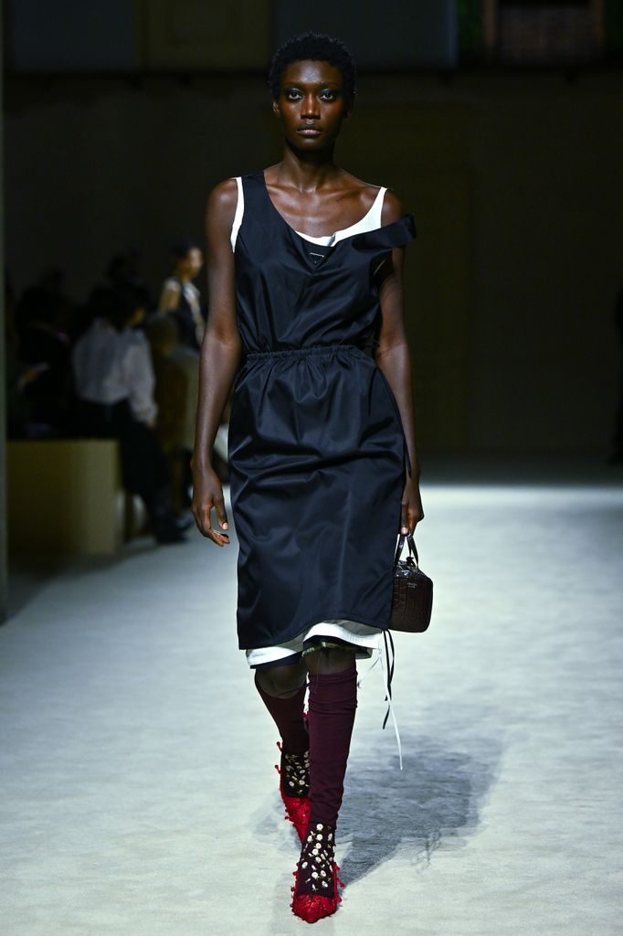 Je suis une écrivaine de mode et voici pourquoi les vêtements défaits font partie de mon style pour 2026 5 Mannequin marchant en Prada automne/hiver 2026