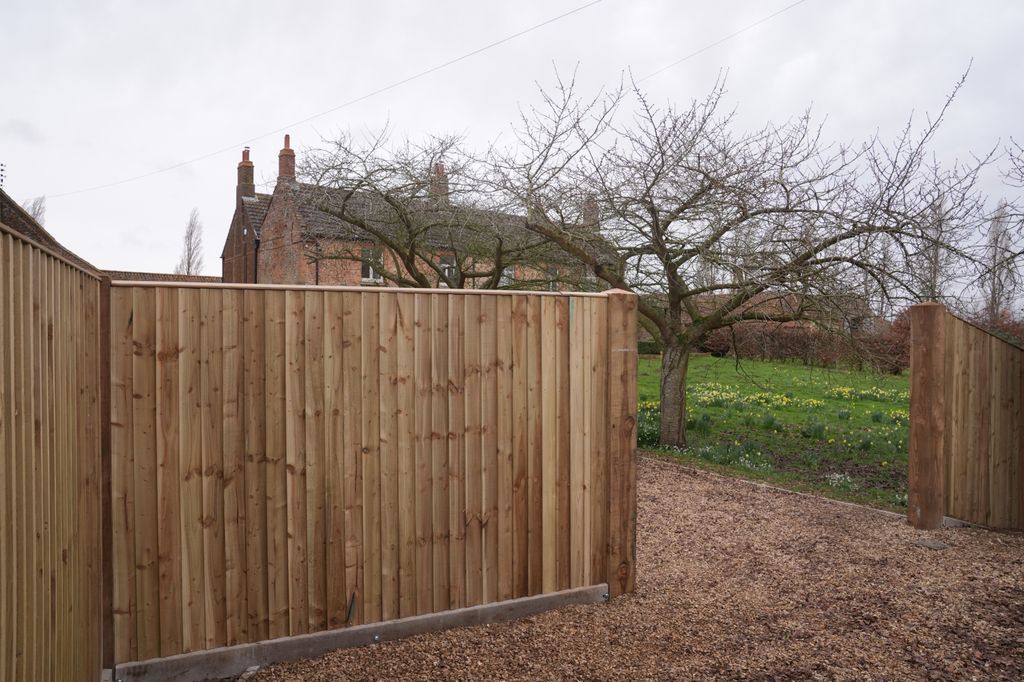 clôture devant la ferme