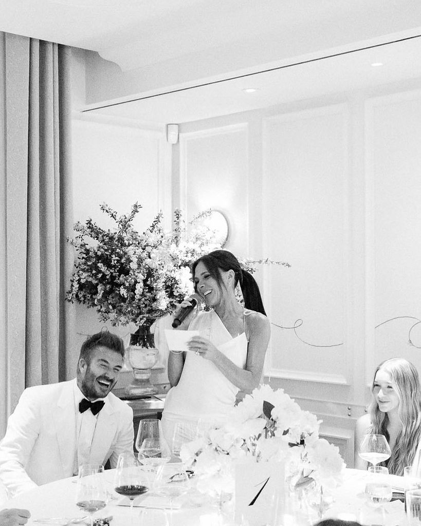 Victoria Beckham con micrófono