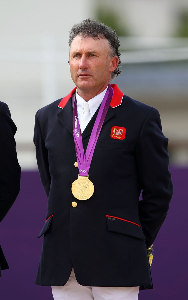 Rencontrez le fiancé olympien britannique de l'emploi Harry Charles 3 Peter Charles portant une médaille d'or olympique