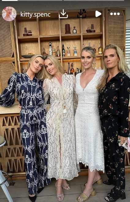 Lady Kitty Spencer e suas irmãs gêmeas, Amelia e Eliza, ao lado de sua mãe, Victoria