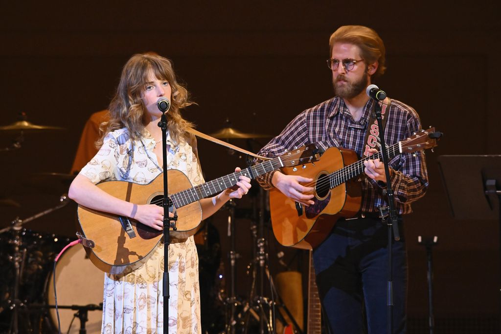 Maya Hawke et Christian Lee Hutson se produisent sur scène lors du 37e concert-bénéfice annuel de la Tibet House US