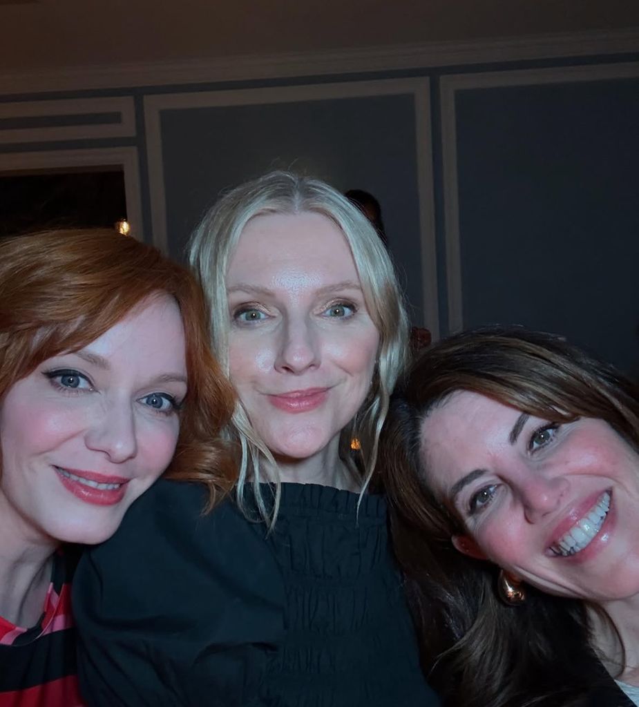 Foto yang dibagikan oleh Christina Hendricks di Instagram dari makan malam peluncuran serum serum Shani Darden di Los Angeles yang menampilkan Laura Brown dan Monica Lewinsky