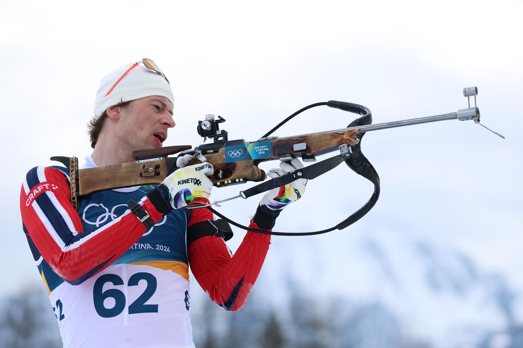 Sturla Holm Laegreid tirant avec un fusil lors d'une épreuve de biathlon