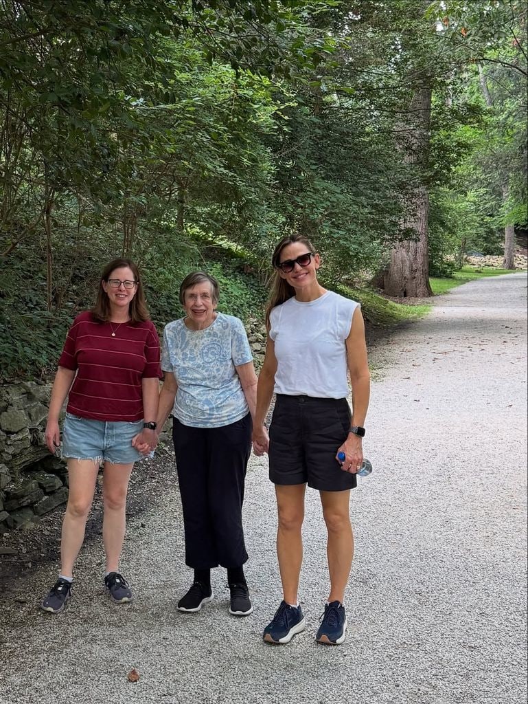 Jennifer Garner posted a picture with her sister and mother