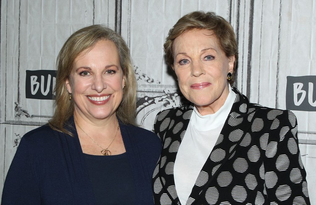 Julie Andrews annonce un nouveau déménagement passionnant après Bridgerton avec sa célèbre fille Emma Walton Hamilton 1 Emma est la fille aînée de Julie
