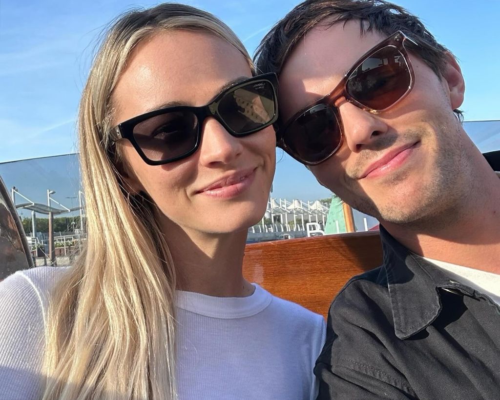Photo de Nicholas Hoult et Bryana Holly portant des lunettes de soleil