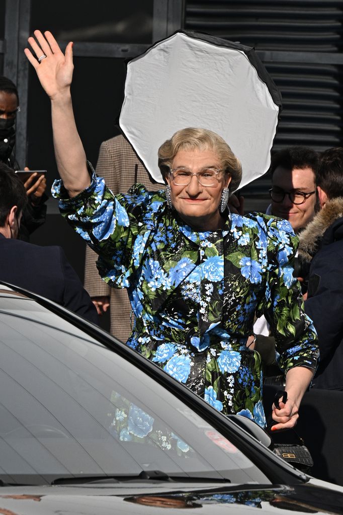 Le représentant de Jim Carrey confirme sa participation aux César Awards viraux au milieu du buzz en ligne 3 Elliot Joseph Rentz alias Alexis Stone transformé en Mme Doubtfire participe au défilé Balenciaga Womenswear automne/hiver 2022/2023 dans le cadre de la Fashion week de Paris le 6 mars 2022 à Paris, France