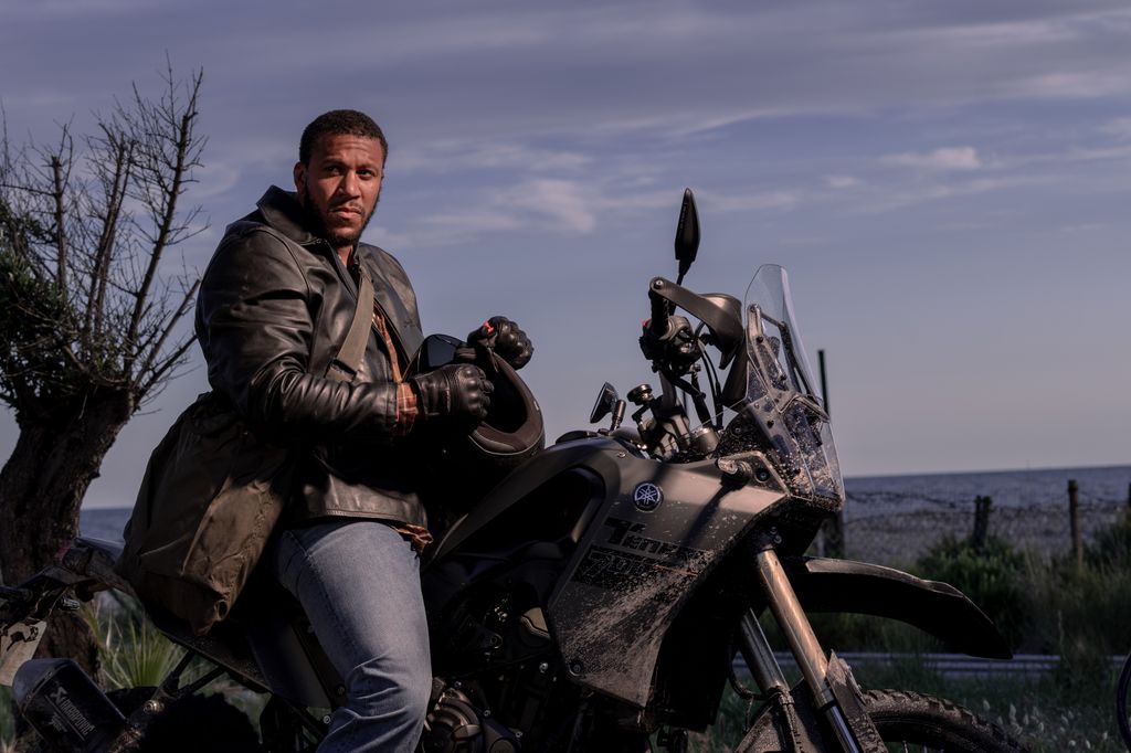 Homme assis sur le moto