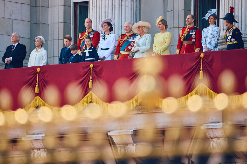 BONJOUR! a été informé qu'une télévision était placée sur le balcon lors des apparitions de la famille royale