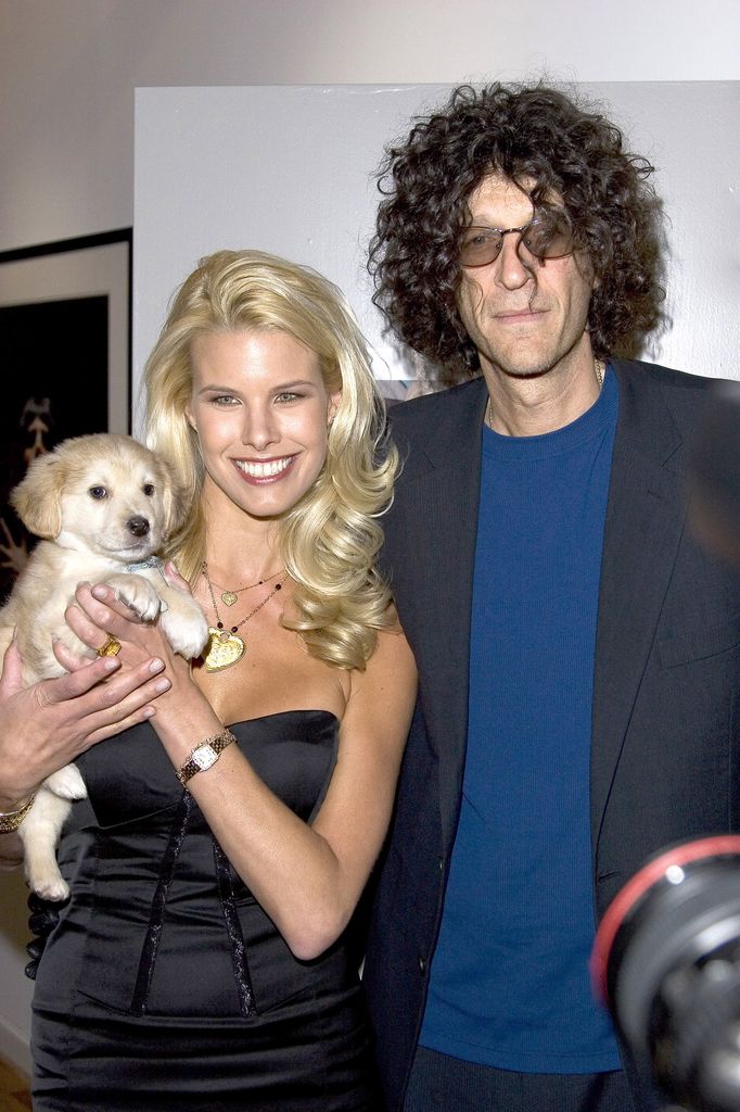 Beth et Howard tiennent un chiot