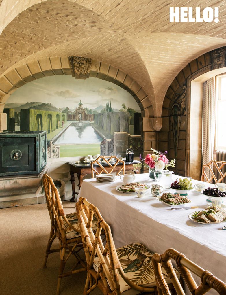 La salle de petit-déjeuner, avec des peintures murales peintes par Roy Hobdell à Buscot Park