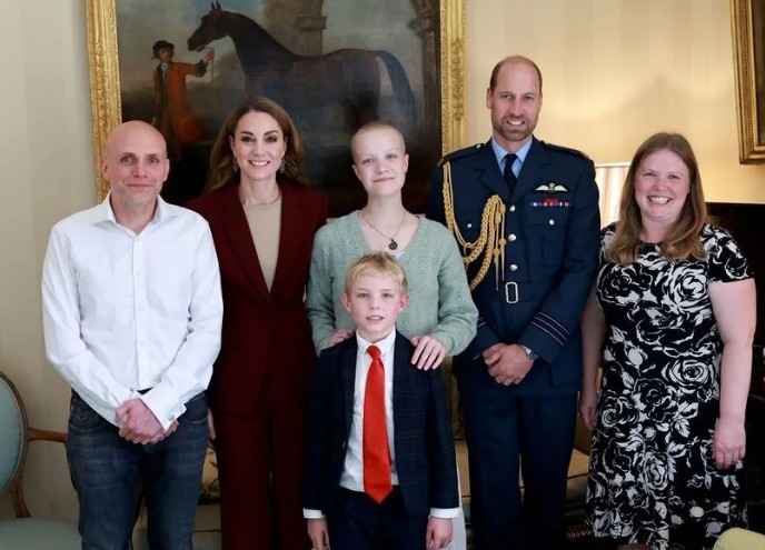 Príncipe William e Kate posando com Liz, seu irmão Mateo e os pais Aaron e Vicky Robayna