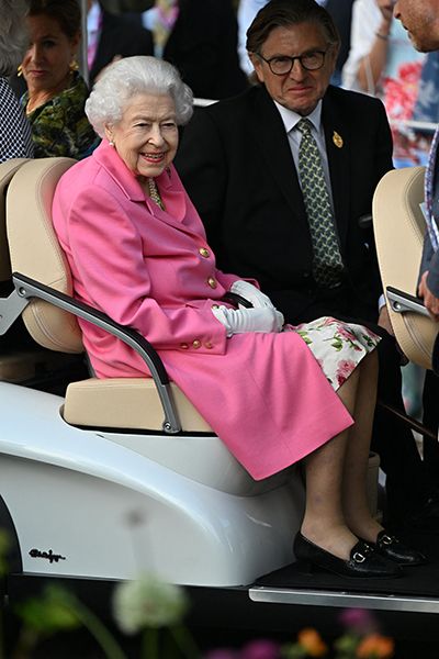 the queen at chelsea flower show
