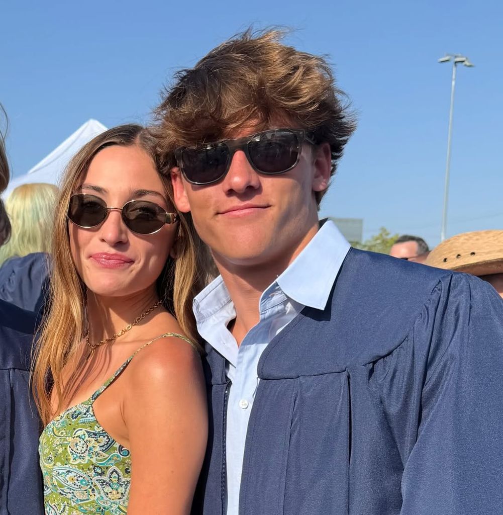 Talula Dempsey et Darby Dempsey posent à son diplôme d'études secondaires 