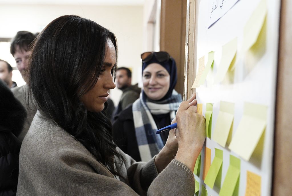 Les notes manuscrites de Meghan Markle et du prince Harry prouvent qu'ils sont « des personnes très différentes », selon le graphologue 1 La duchesse de Sussex a écrit un message de soutien lors d'une visite au Centre national de réadaptation des toxicomanes