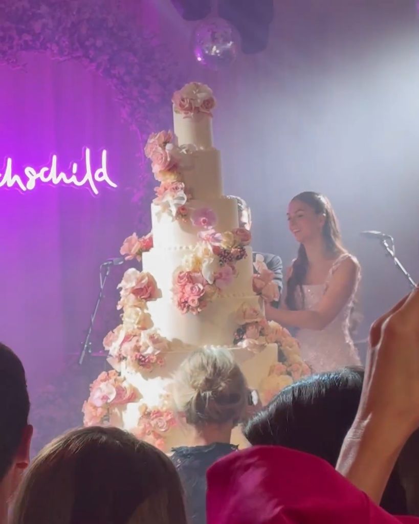 Amanda shared a photograph of the couple's jaw-dropping wedding cake