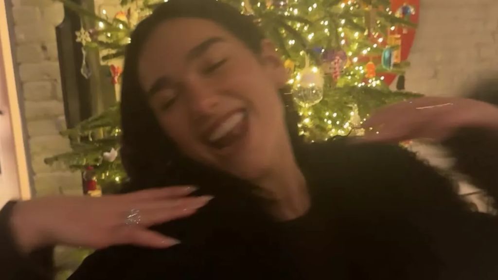 Dua flashes huge diamond ring