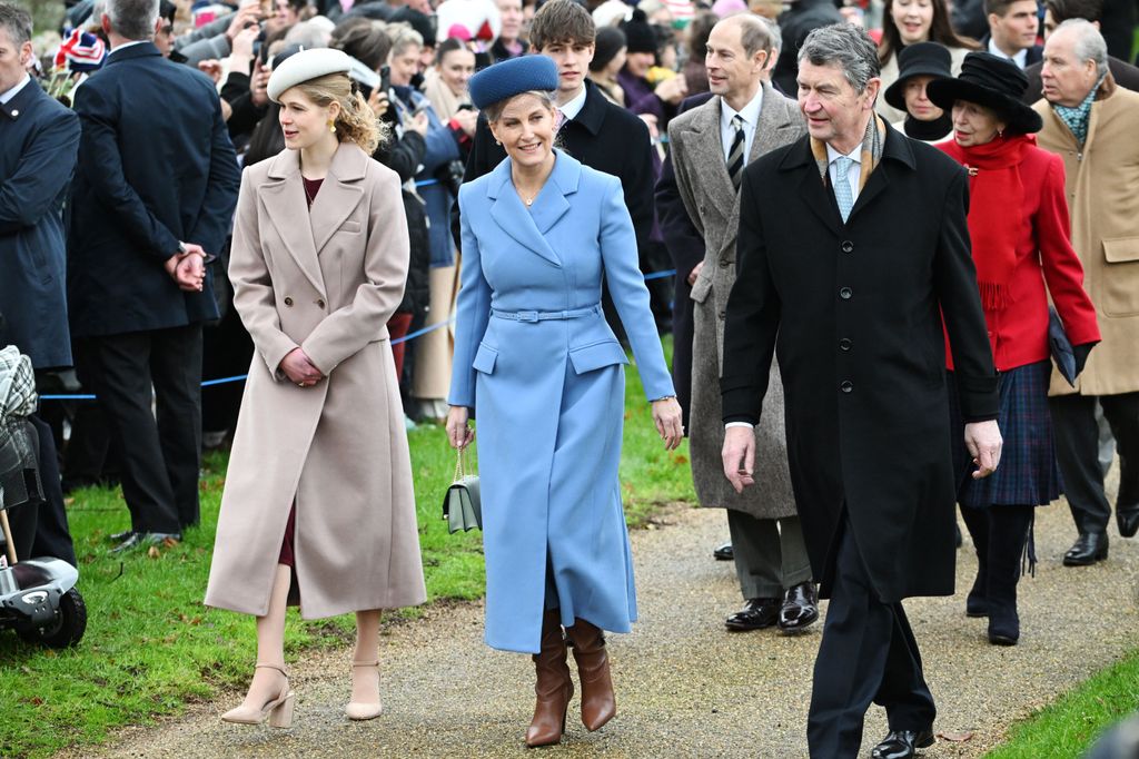 Sophie dan Lady Louise tampak elegan dengan mantel yang disesuaikan