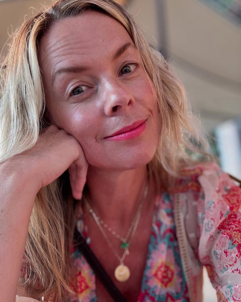 Femme blonde en vacances, penchant sa tête sur sa main