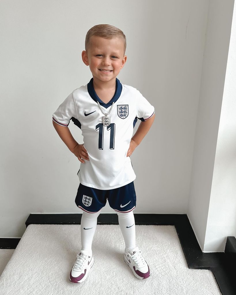 Ronnie posed in the England kit ahead of the Three Lions' first match in the Euros 2024