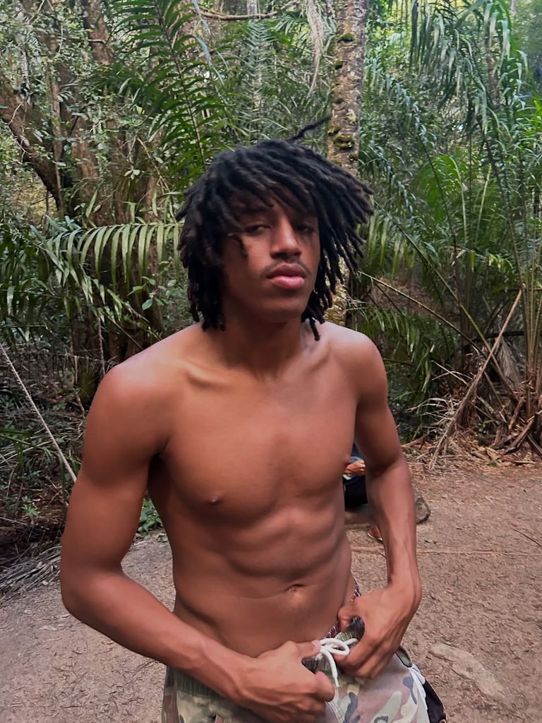 Henry Samuel a posé les seins nus dans la jungle
