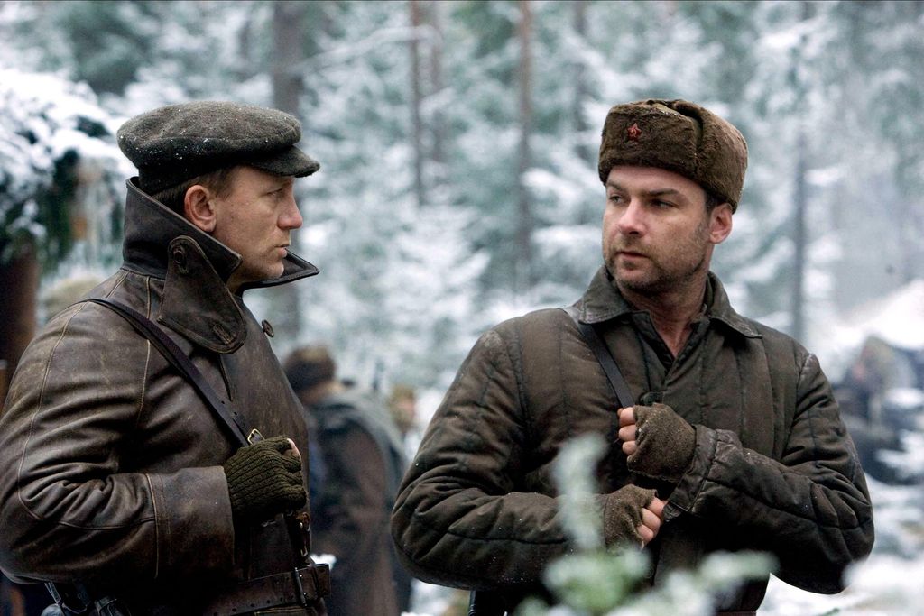 Daniel Craig et Liev Schreiber dans une photo de Defiance