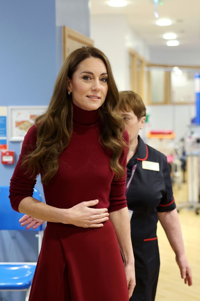 Kate parecia à vontade conversando com os pacientes