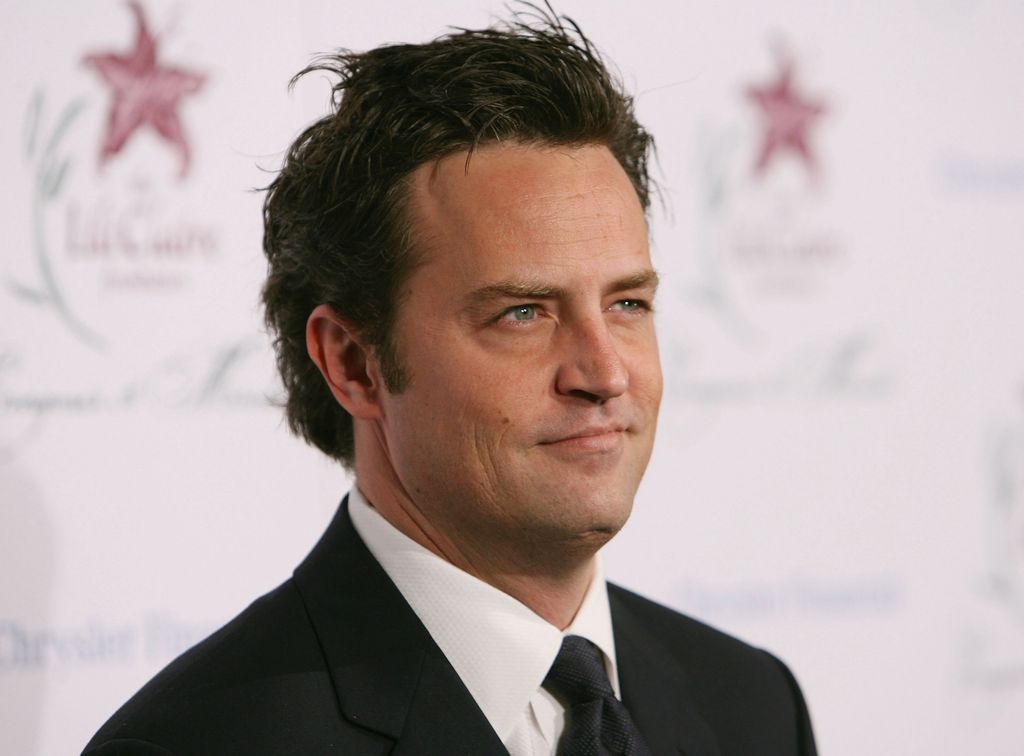 Matthew Perry arrives at the 9th Annual Dinner Benefiting the Lili Claire Foundation at the Beverly Hilton Hotel on October 14, 2006 in Beverly Hills, California