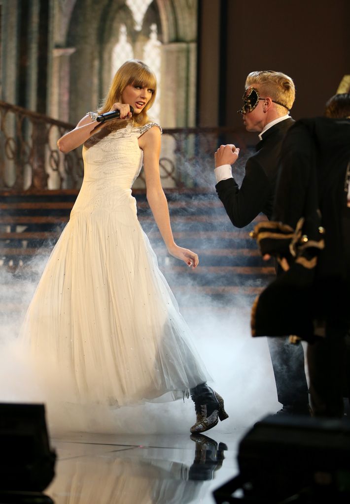 Taylor Swift performs onstage during the 40th American Music Awards in 2012.