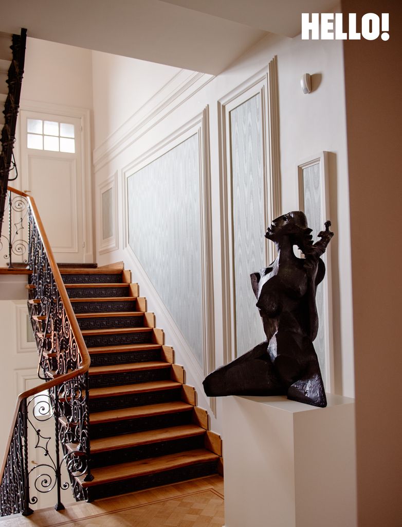 The Venus bronze by Lode Eyckermans by the staircase in the three-storey apartment in Antwerp’s Graanmarkt Square