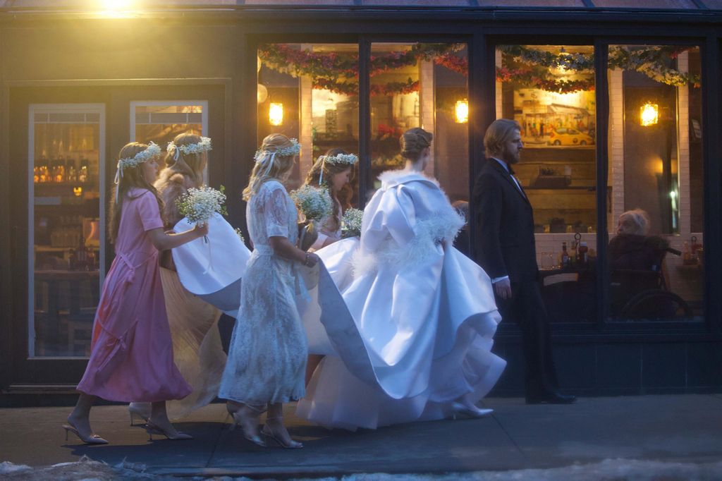 Maya Hawke est une vraie Carrie Bradshaw en robe de mariée « vintage » en satin et voile gonflé 3 La jupe de Maya comportait une jupe mousseuse