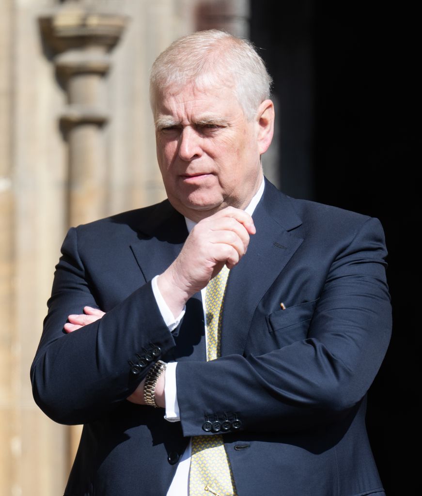 Zara et Mike Tindall font profil bas lors d'une escapade à mi-parcours avec 3 enfants 2 Andrew Mountbatten-Windsor, les bras croisés lors d'un service de Pâques