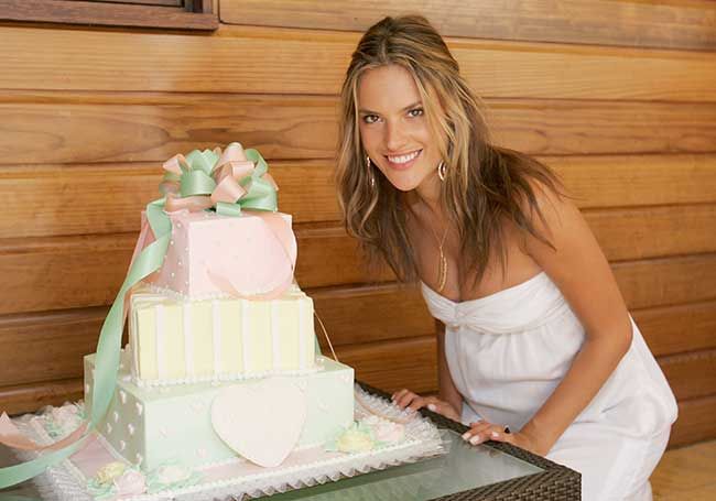 Alessandra Ambrosio baby shower cake