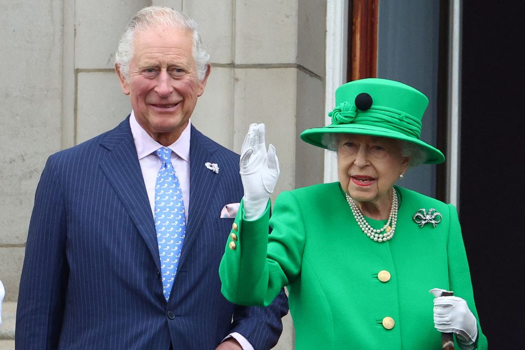 A Rainha Elizabeth II da Grã-Bretanha está ao lado do Príncipe Charles, Príncipe de Gales da Grã-Bretanha e acena para o público enquanto aparece na varanda do Palácio de Buckingham no final do Concurso de Platina em Londres em 5 de junho de 2022, como parte das celebrações do jubileu de platina da Rainha Elizabeth II.